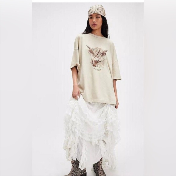 Free People Highland cow We The Free Farm Friends Tee Shirt Cream Sz L NEW - Picture 2 of 14